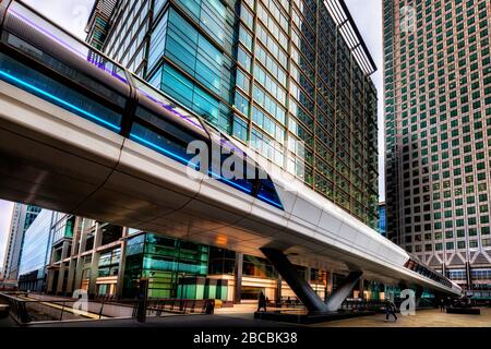 Il futuristico Adams Plaza Bridge in Adam's Place, che collega One Canada Square e Crossrail Place, Canary Wharf, Londra Foto Stock