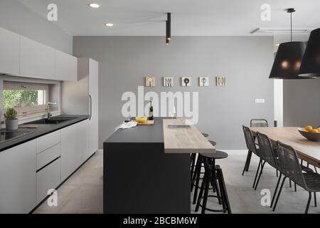 Cucina moderna a pianta aperta con tavolo da pranzo. Foto Stock
