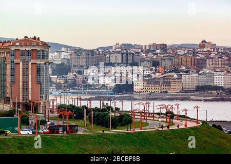 Coruna, Spagna - 05 ottobre 2016: Paesaggio urbano sul distretto di Agra do Orzan e linea tranviaria. Foto Stock