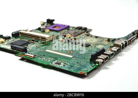 vecchio microcircuito da un portatile, sfondo, su sfondo bianco, posto per lo spazio di copia Foto Stock