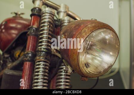 WROCLAW, POLONIA - 11 agosto 2019: Esposizione delle automobili degli Stati Uniti: Primo piano di un faro di motocicletta d'epoca. Foto Stock