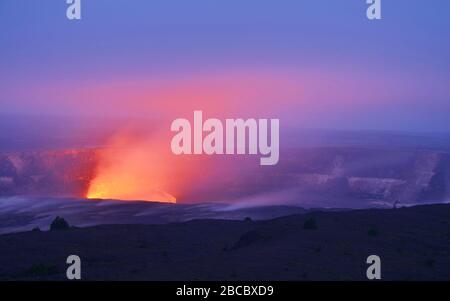 Freglow in un vulcano attivo di notte in Hawaiian vulcano N.P. Foto Stock