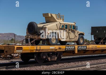 Un humvee militare è trasportato alla base di logistica del corpo marino Barstow via ferrovia fra il coronavirus globale COVID-19 pandemic, lunedì, 30 marzo 2020, in Daggett, Calif. (Brandon Slotter/Image of Sport via AP) Foto Stock