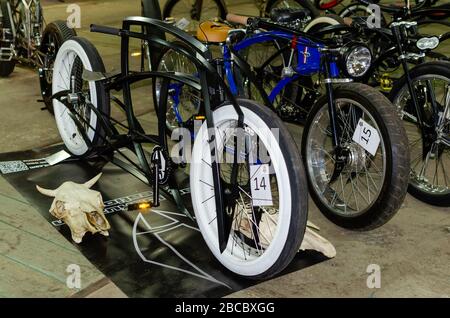 WROCLAW, POLONIA - 11 agosto 2019: Esposizione delle automobili degli Stati Uniti: Biciclette della città insolite. Foto Stock