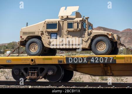 Un humvee militare è trasportato alla base di logistica del corpo marino Barstow via treno fra la pandemia globale di coronavirus COVID-19, lunedì 30 marzo 2020, in Yermo, California, Stati Uniti. (Foto di IOS/Espa-Images) Foto Stock