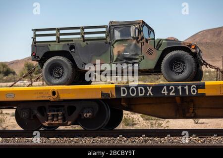 Un camion militare è trasportato alla base di logistica del corpo marino Barstow via treno fra la pandemia globale di coronavirus COVID-19, lunedì 30 marzo 2020, in Yermo, California, Stati Uniti. (Foto di IOS/Espa-Images) Foto Stock