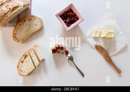 Pane, marmellata e burro su fondo marmoreo Foto Stock