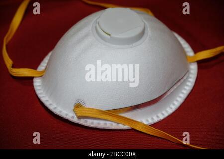 Maschera medica protettiva per virus ffp2, coronavirus covid19, elemento di controllo pandemico della malattia Foto Stock