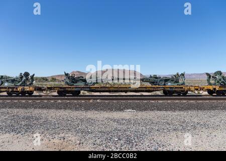 L'artiglieria militare degli Stati Uniti è trasportata alla base di logistica del corpo marino Barstow via treno fra la pandemia globale di coronavirus COVID-19, lunedì 30 marzo 2020, in Yermo, Calif. (Brandon Slotter/Image of Sport via AP) Foto Stock