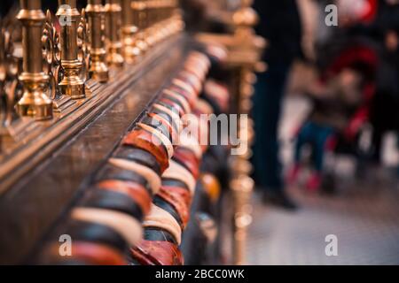 Ornamenti a spirale in legno intrecciato in una chiesa con tre colori Foto Stock