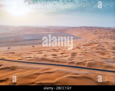 Strada panoramica nel deserto degli Emirati Arabi Uniti nella vista aerea del Medio Oriente Foto Stock
