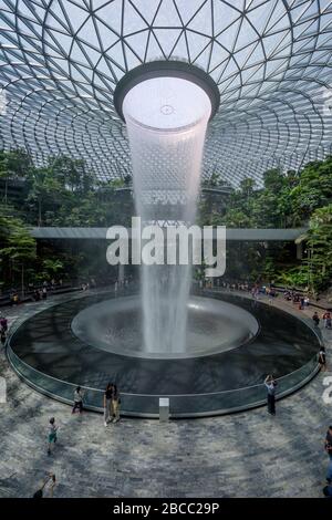 Singapore-30 Agosto 2019: L'Aeroporto Jewel Changi e' un nuovo edificio terminale sotto una cupola di vetro, con cascata interna e foresta tropicale, centri commerciali per lo shopping Foto Stock