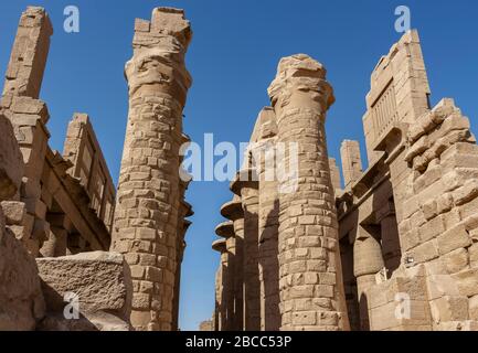 Colonne della Grande Sala dell'Ipotestile iniziate da Seti i, e completate da Ramesses II, situate all'interno del complesso del Tempio di Karnak Foto Stock