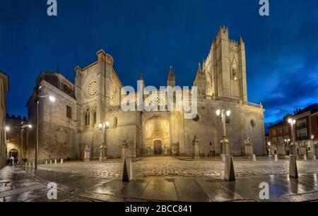 Avila, Spagna. Vista panoramica della cattedrale romanica-gotica costruita nelle mura della città Foto Stock