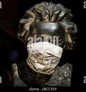 Busto di Ludwig van Beethoven con maschera protettiva Foto Stock