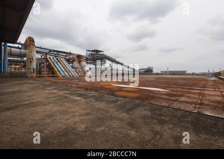 scena e dettagli di un edificio abbandonato forno d'acciaio Foto Stock