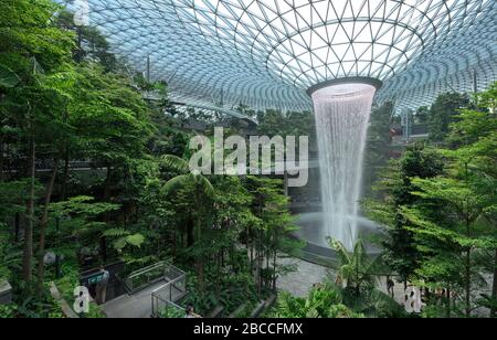 Singapore-30 Agosto 2019: L'Aeroporto Jewel Changi e' un nuovo edificio terminale sotto una cupola di vetro, con cascata interna e foresta tropicale, centri commerciali per lo shopping Foto Stock