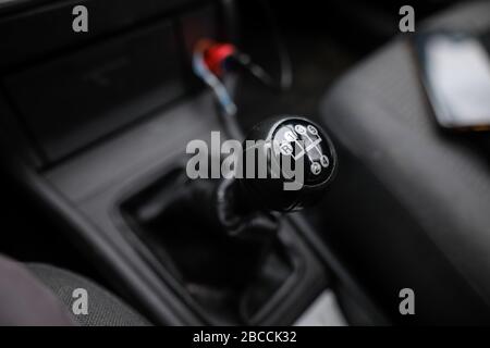 La profondità di campo di una immagine con un vecchio e rottura del cambio pomello della leva del cambio di un cambio manuale auto Foto Stock