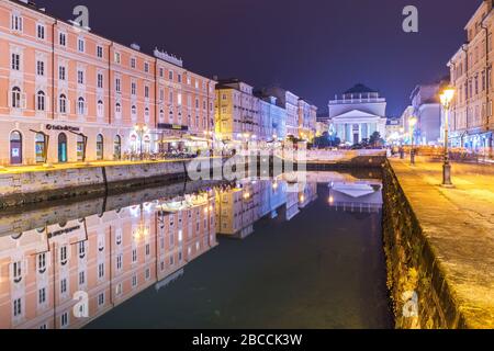 Trieste - 2016 dicembre Italia: Vista notturna di Trieste - capitale del Friuli Venezia Giulia Foto Stock