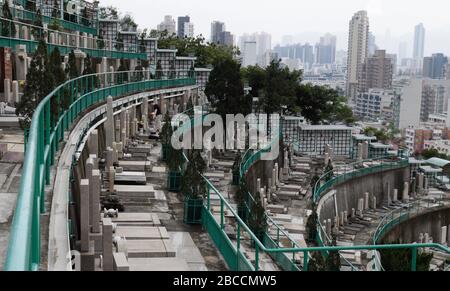 Hong Kong, CINA. 4th Apr, 2020. Lone uomo che paga rispetto alla sua tomba ancestrale al cimitero pubblico. Oggi segnare il CHING MING FESTIVAL, una tradizione essenziale osservato diligentemente dai cinesi ogni anno durante la primavera per 'piangere la tomba', onorando e ricordando gli antenati. Il numero di persone che visitano i cimitero è sceso in modo significativo perché il governo di HK ha emesso un ordine di vietare congregazione di più di 4 persone nei luoghi pubblici.Aprile-4, 2020 Hong Kong.ZUMA/Liau Chung-ren credito: Liau Chung-ren/ZUMA Wire/Alamy Live News Foto Stock