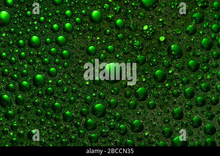 Astratto sfondo di bolle d'acqua verdi. Bella sfondo astratto da acqua mista e bolle d'olio Foto Stock