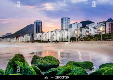 Copacabana spiaggia tramonto paesaggio, Praia Copacabana al tramonto viaggio Rio de Janeiro Brasile, scenico drammatico foto leggera viaggio Brasil ipanema Foto Stock