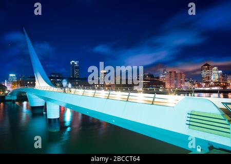 Ponte chiamato Puente de la Mujer, e lo skyline della città a Puerto Madero, Capital Federal, Buenos Aires, Argentina, Sud America Foto Stock