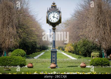 Parco Cismigiu nel centro di Bucarest, Romania, durante una soleggiata giornata primaverile. Foto Stock