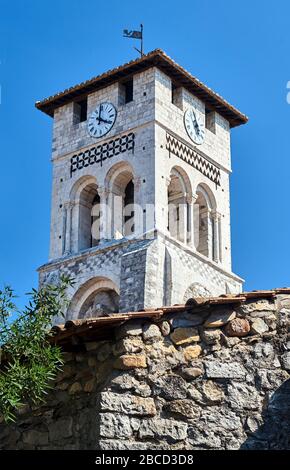Il campanile della chiesa medievale Saint-Pierre-aux-liens di Ruoms Foto Stock