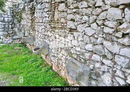 Alimentatore di acqua vuoto per cavalli in medievale.antica costruzione trogoli per cavalli. Foto Stock