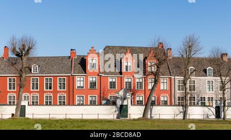 Gent, Belgio - 1 aprile 2020: Chiesa del piccolo beghinage Ter Hoyen. Patrimonio dell'umanità dell'UNESCO. Foto Stock