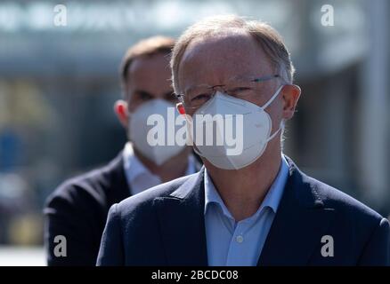 Hannover, Germania. 04th Apr, 2020. Stephan Weil, Ministro Presidente della bassa Sassonia (SPD), parla ai giornalisti durante la sua visita alla clinica di fortuna nel centro espositivo. Le misure per contenere il virus hanno mostrato attualmente un effetto inferiore a quello desiderato. Credito: Peter Steffen/dpa/Alamy Live News Foto Stock