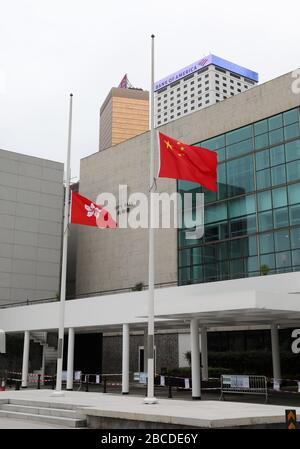 Hong Kong, Cina. 4th Apr, 2020. Bandiera nazionale cinese e bandiera della regione amministrativa speciale di Hong Kong volano a mezz'asta per piangere i martiri morti nella lotta contro la nuova malattia del coronavirus (COVID-19) focolaio e compatrioti morti della malattia presso il municipio di Hong Kong a Hong Kong, Cina meridionale, 4 aprile 2020. Credito: WU Xiaochu/Xinhua/Alamy Live News Foto Stock