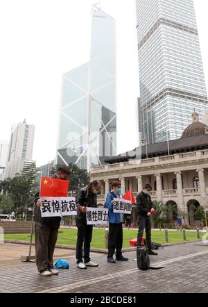 Hong Kong, Cina. 4th Apr, 2020. La gente paga un tributo silenzioso ai martiri che sono morti nella lotta contro la nuova malattia del coronavirus (COVID-19) focolaio e compatrioti che sono morti della malattia nella zona centrale di Hong Kong, Cina del sud, 4 aprile 2020. Credito: WU Xiaochu/Xinhua/Alamy Live News Foto Stock