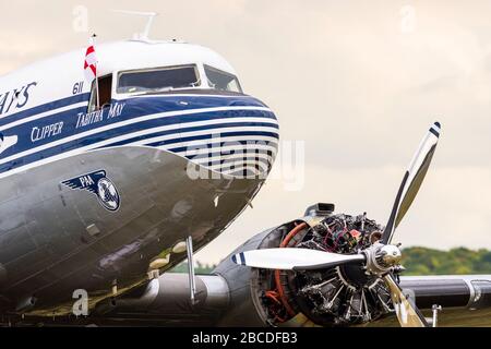 C 47 Dakota aereo 'Tabitha May' in livrea Pan American World Airways in fase di riparazione del motore a Duxford durante l'evento di commemorazione del D-Day 75 Foto Stock