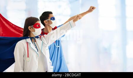 Medico asiatico o infermiere che indossa maschera chirurgica viso in capo supereroe. Personale medico durante l'epidemia di coronavirus in Asia. Super eroe potere per clinica e. Foto Stock