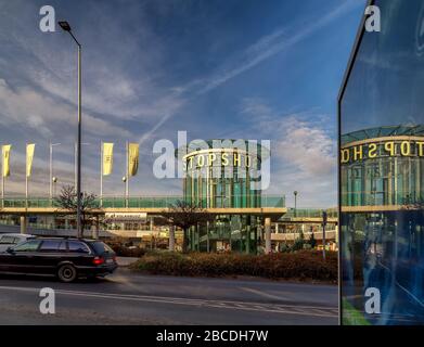 Il moderno complesso del centro commerciale e della stazione degli autobus a Érd, Hungary.Erd situato nell'area metropolitana di Budapest. Foto Stock