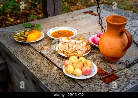 Vista ravvicinata del tradizionale pasto di cosacchi servito con mele soused e sandwiches di lardo Foto Stock