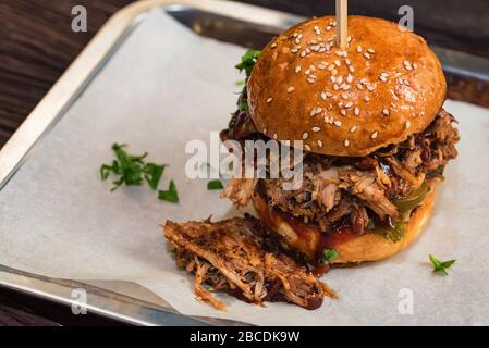 Cucinato al momento delizioso burger con carne macinata servita nel ristorante. Il fast food concept. Messa a fuoco selettiva Foto Stock