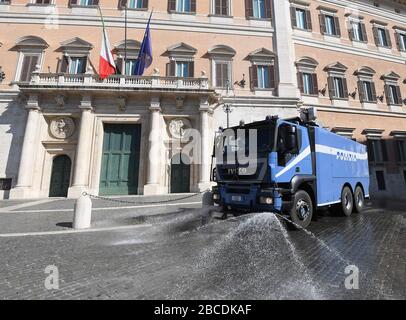 Roma, Italia. 4th Apr, 2020. Polizia pulire il terreno di fronte al Palazzo Montecitorio a Roma, Italia, 4 aprile 2020. La pandemia di coronavirus ha rivendicato 14.681 vite in Italia bloccata. Il numero di infezioni, decessi e recuperi confermati è stato di 119.827 venerdì, il Dipartimento della protezione civile del paese che gestisce la risposta alle emergenze nazionali, ha dichiarato venerdì. Credito: Alberto Lingria/Xinhua/Alamy Live News Foto Stock