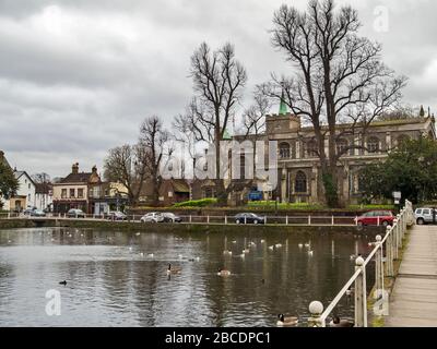CARSHALTON, INGHILTERRA - 15 MARZO 2020: Vista sulla chiesa e la strada alta attraverso gli stagni di Carshalton. Villaggio storico. Foto Stock
