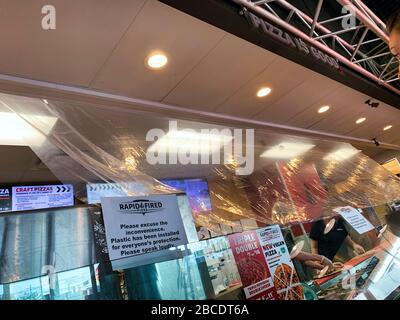 Dayton, OH- 3 aprile 2020: Plastica installata sull'area di preparazione degli alimenti presso la pizza cotta a Beavercreek. Segnale che indica che si tratta di un'operazione di protezione dovuta a t Foto Stock