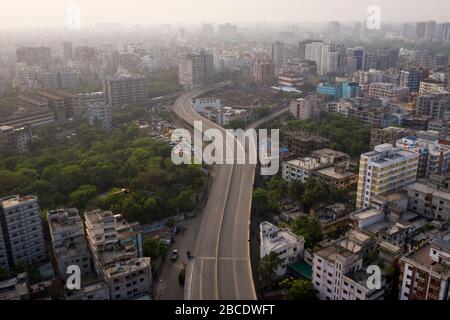 4 aprile 2020: DHAKA, BANGLADESH - 04 APRILE: I camion sono parcheggiati nel terminal della città di Dhaka durante il blocco imposto dal governo come misura preventiva contro il coronavirus COVID-19 a Dhaka, Bangladesh il 04 aprile 2020. Credito: Zakir Hossain Chowdhury/ZUMA Wire/Alamy Live News Foto Stock