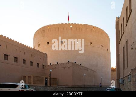 La torre principale e le merlazioni del Forte di Nizwa sono uno dei siti più visitati del paese, Nizwa, Oman Foto Stock