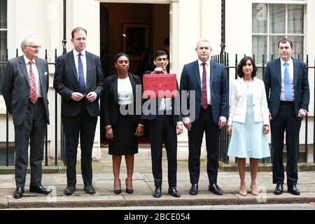 11 marzo 2020: Rishi Sunak, Cancelliere dello scacchiere, lascia No.11 Downing Street per presentare il suo bilancio alla Camera dei Comuni di Londra, Regno Unito. Foto Stock