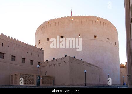 La torre principale e le merlazioni del Forte di Nizwa sono uno dei siti più visitati del paese, Nizwa, Oman Foto Stock