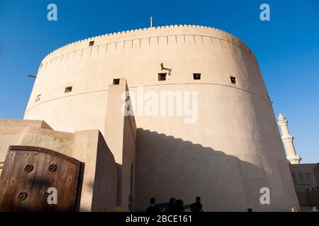 La torre principale e le merlazioni del Forte di Nizwa sono uno dei siti più visitati del paese, Nizwa, Oman Foto Stock