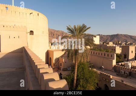 La torre principale e le merlazioni del Forte di Nizwa sono uno dei siti più visitati del paese, Nizwa, Oman Foto Stock