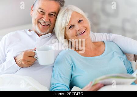 Coppia senior a casa Foto Stock