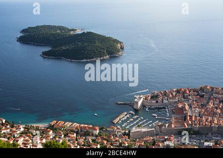 Città vecchia di Dubrovnik e Isola di Lokrum, vista dal Monte SRD, Croazia Foto Stock